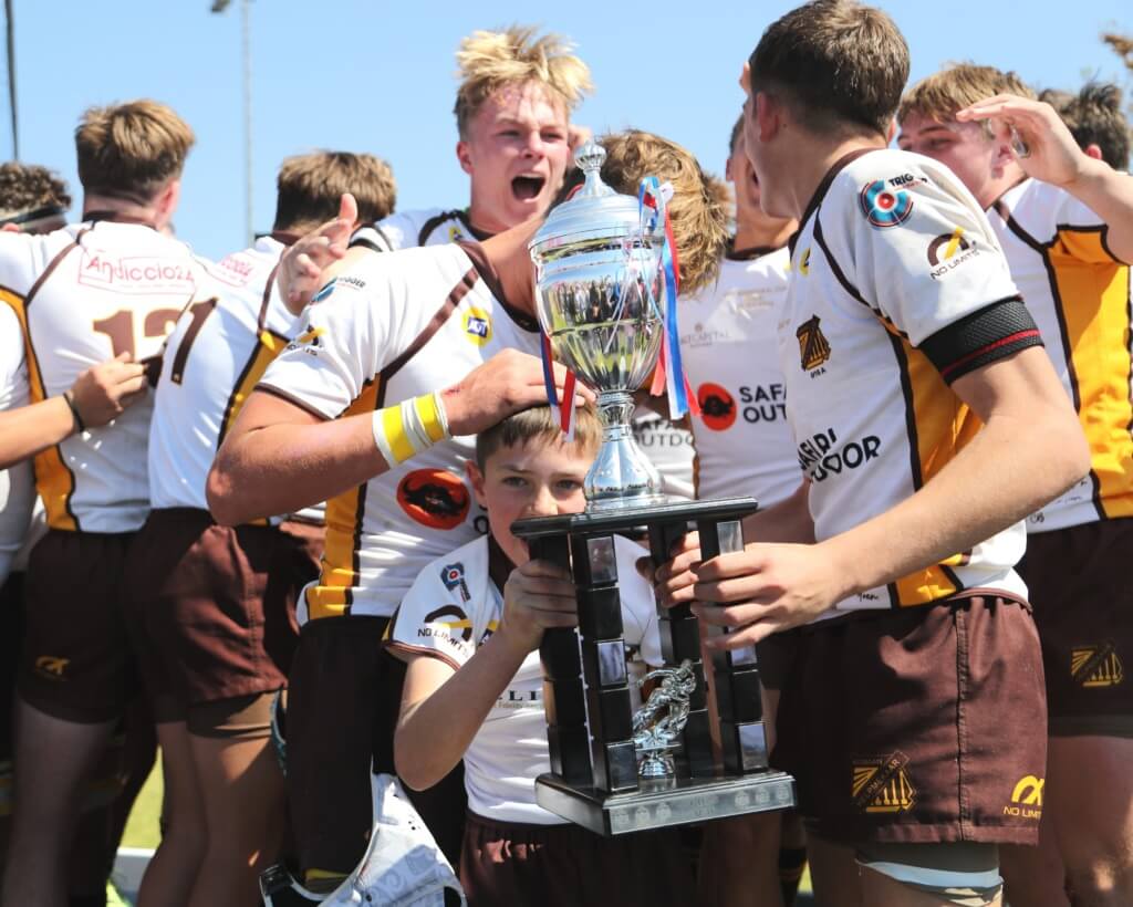 Jong Helpies hou vanjaar trofee omhoog